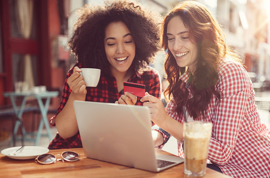Dos mujeres tomando un café y comprando online en Reward eShop