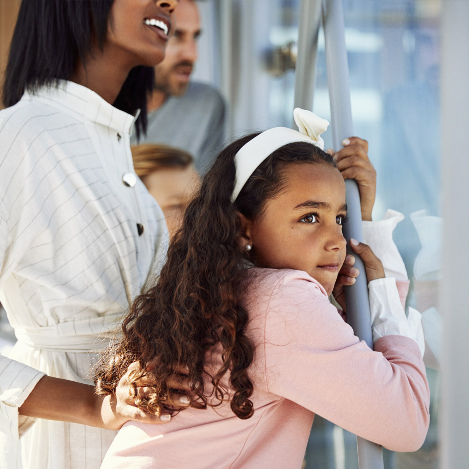 Madre e hija esperando a embarcar en un avión de Norwegian